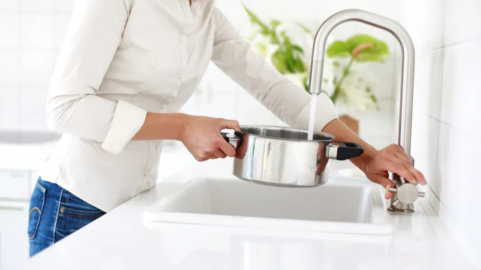 Cuisine : peut-on utiliser l'eau chaude du robinet pour cuire plus vite les aliments ?
