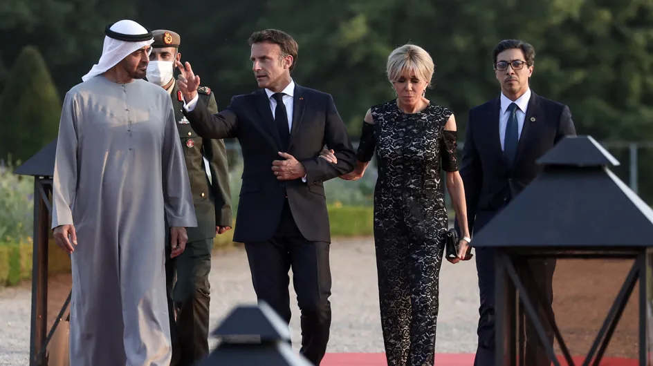 Brigitte Macron : la Première dame stupéfiante dans une robe en dentelle noire qui surprend