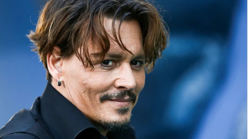 Johnny Depp : l'identité de la femme rousse à ses côtés dévoilée