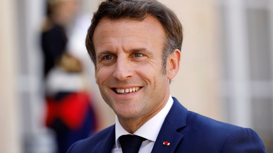 VIDEO. Emmanuel Macron pousse la chansonnette : béret et chant traditionnel, la séquence étonnante