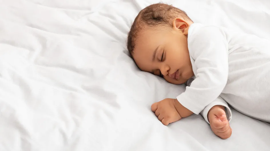 Fortes chaleurs : quelle est la tenue idéale pour faire dormir bébé ?