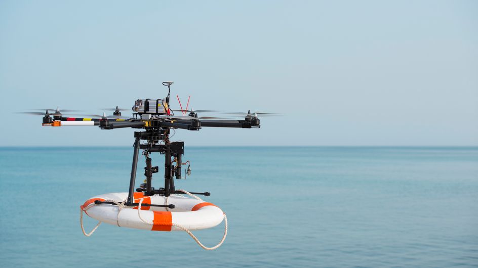 Pris au piège dans de fortes vagues, un enfant est sauvé de la noyade par un drone