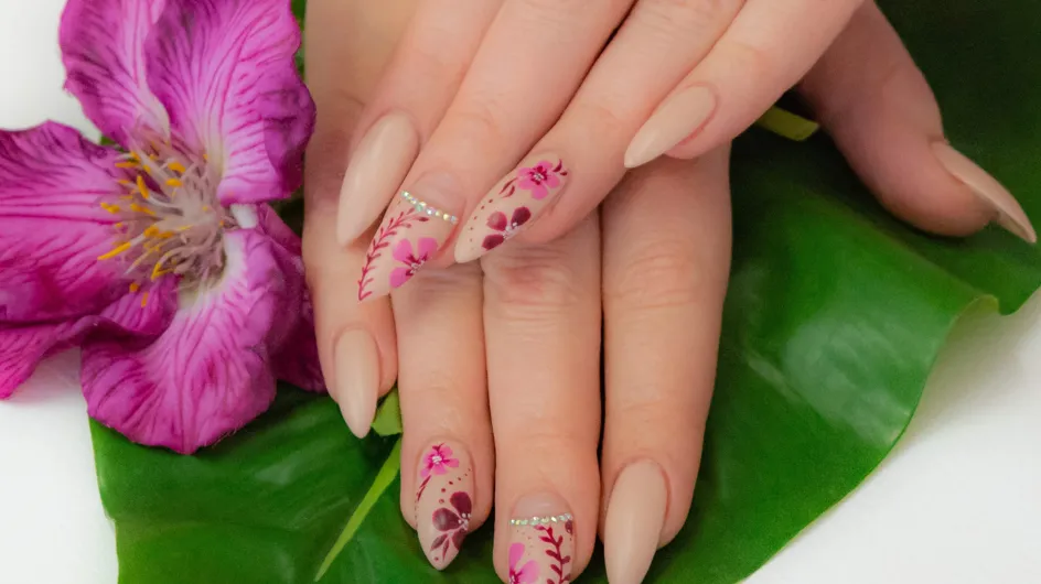 Unghie con fiori stilizzati: le idee per una manicure floreale