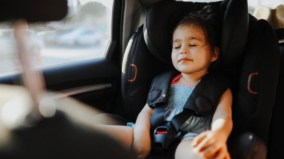 À quel âge un enfant doit-il passer du siège-auto au réhausseur en voiture ?
