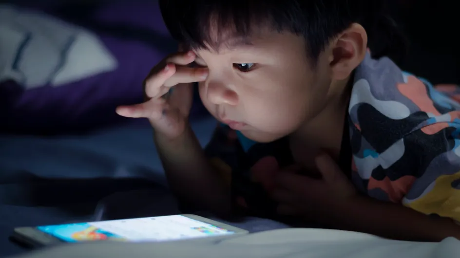 Surexposition des tout-petits aux écrans : "à 3 ans, il se levait la nuit pour aller sur Youtube"