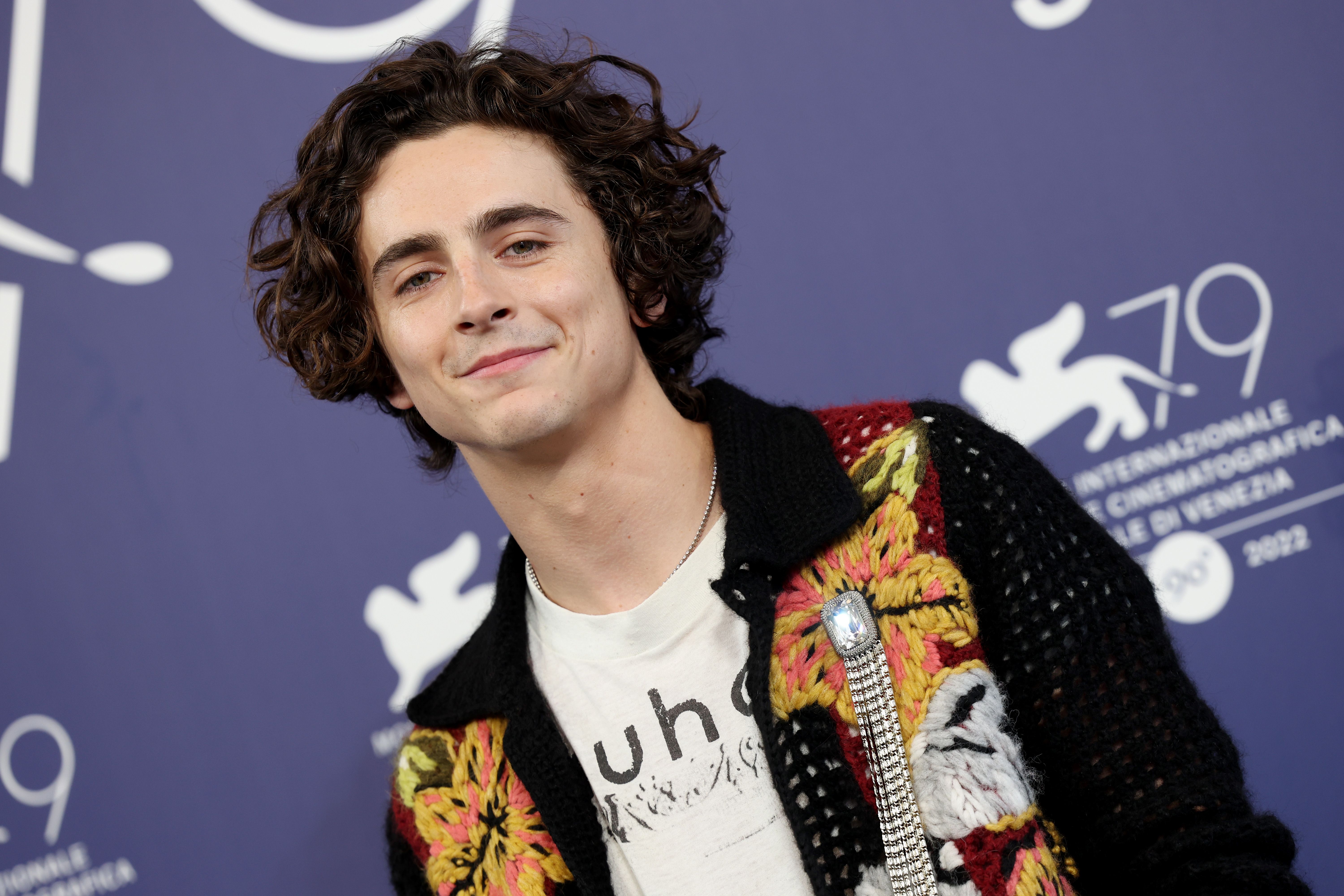 Timothée Chalamet ose le dos nu à la Mostra de Venise