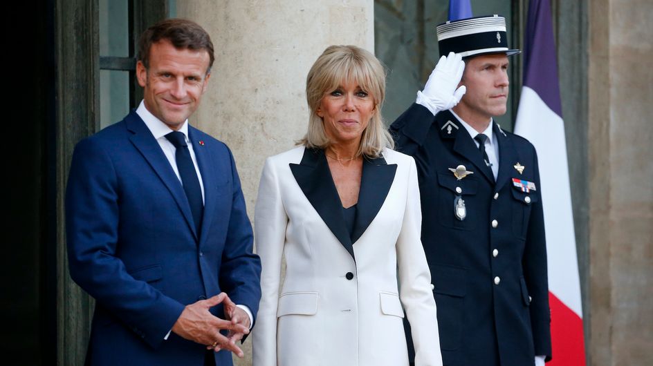 Brigitte Macron élégante : elle adopte la veste décolletée ultra-tendance