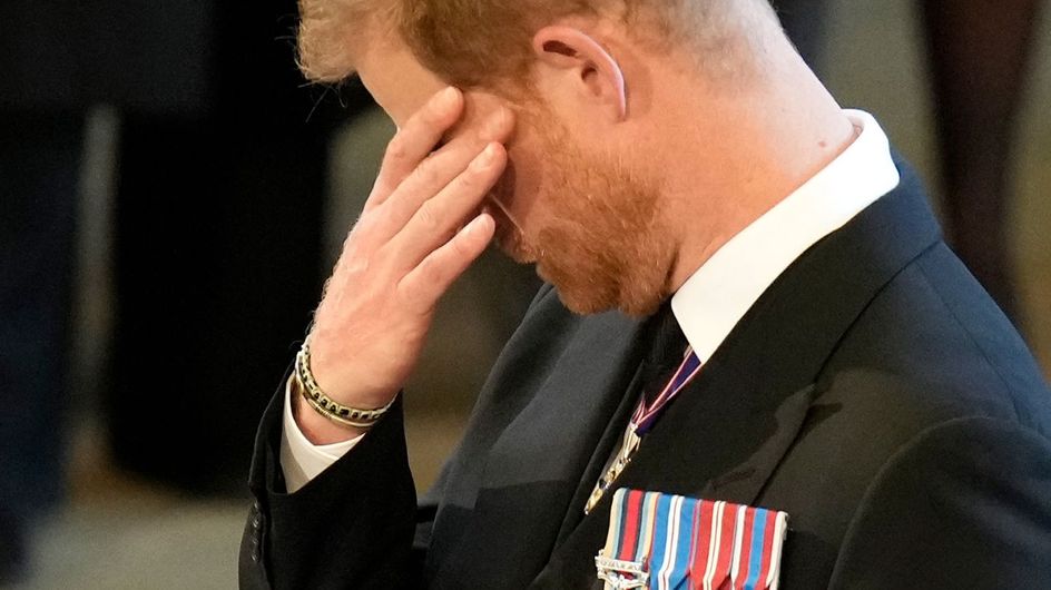 Harry craque et fond en larmes devant le cercueil d’Elizabeth II : vague d'émotion dans la foule