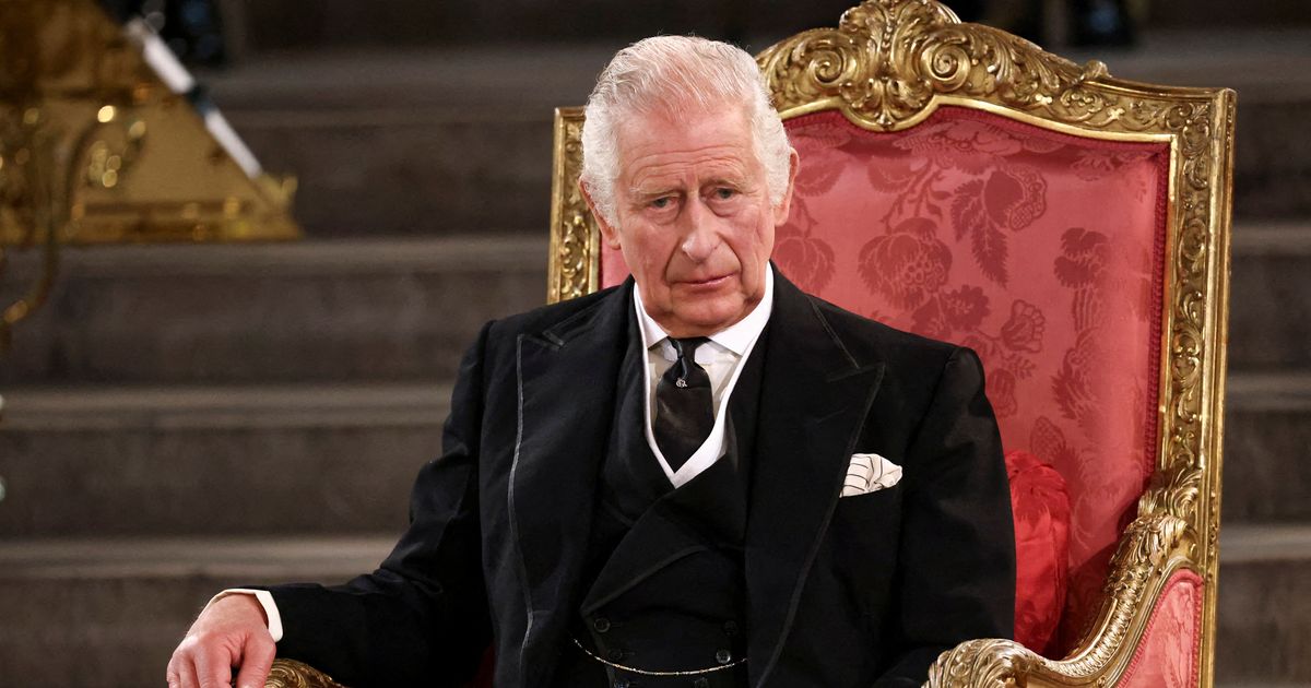 Charles III la main rouge et gonflée de quoi souffre le nouveau roi dAngleterre