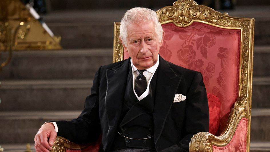 Charles III la main rouge et gonflée : de quoi souffre le nouveau roi d’Angleterre ?