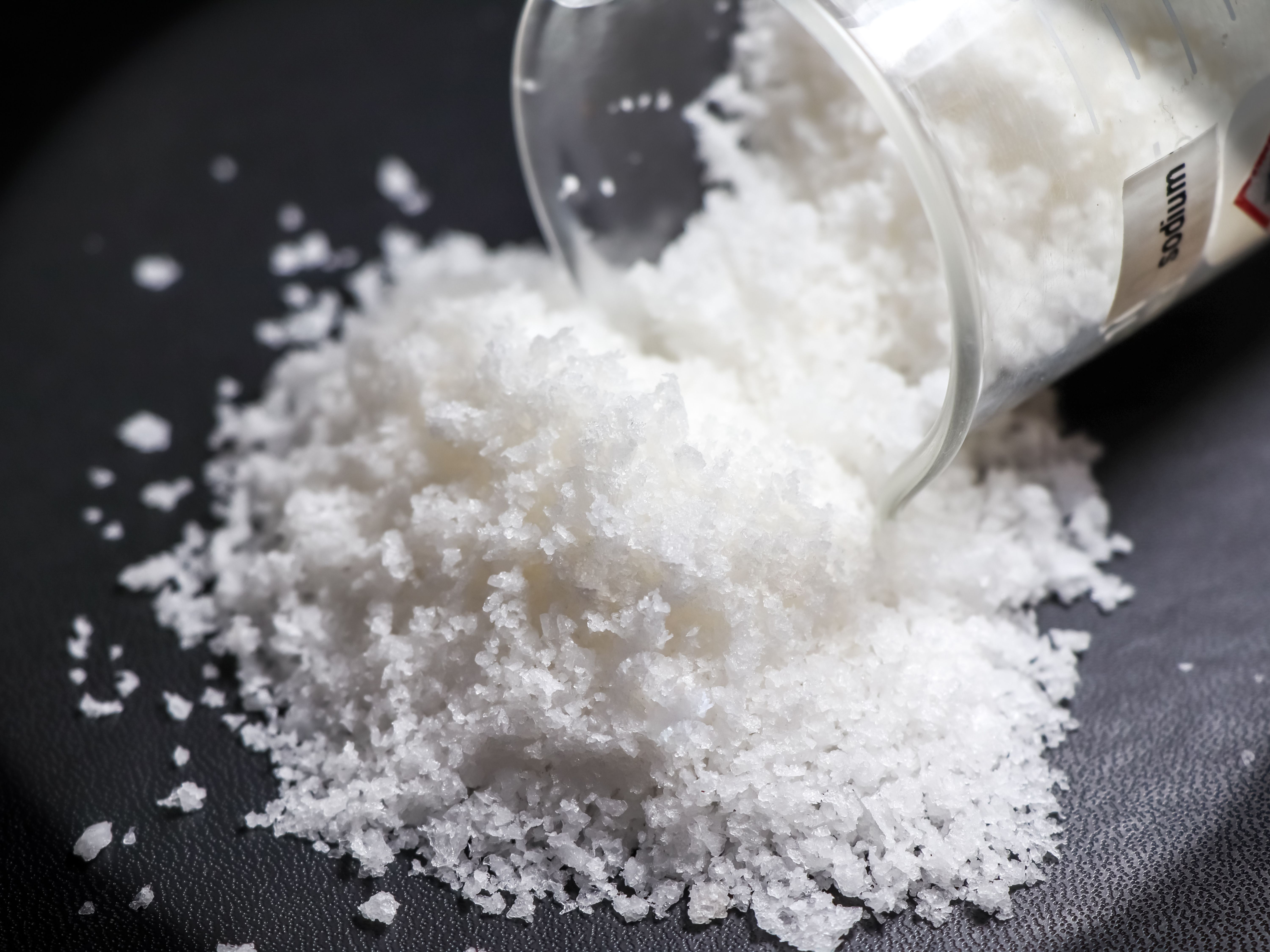Chlorure de sodium : quelle est son utilisation et ses risques ?