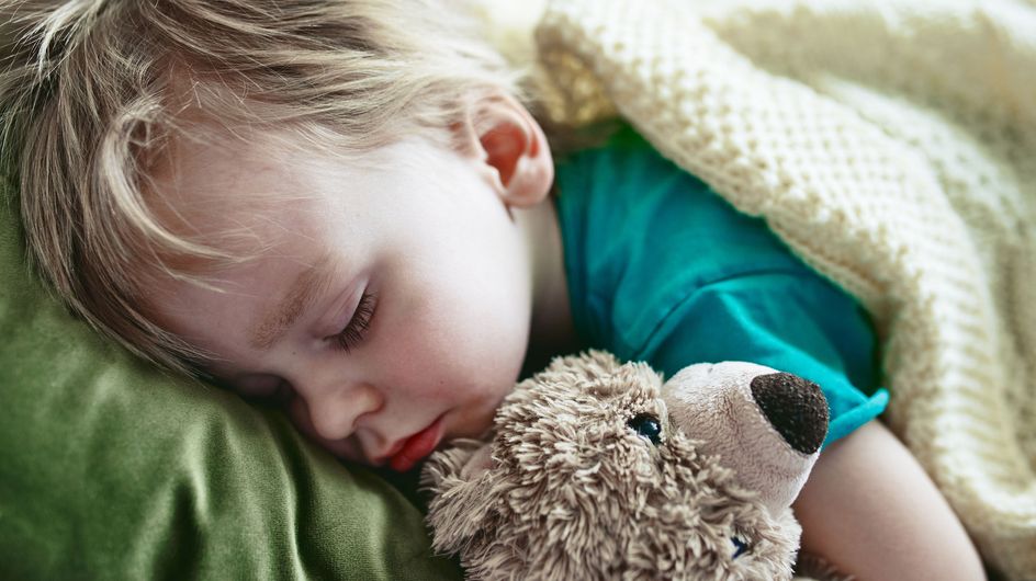 Ruhige Nächte: 8 Tipps, damit Kinder bei einer Erkältung besser schlafen