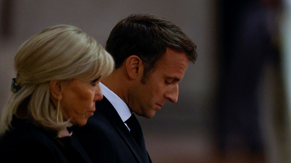 VIDÉO. Emmanuel Macron et Brigitte Macron se sont recueillis devant le cercueil d'Elizabeth II