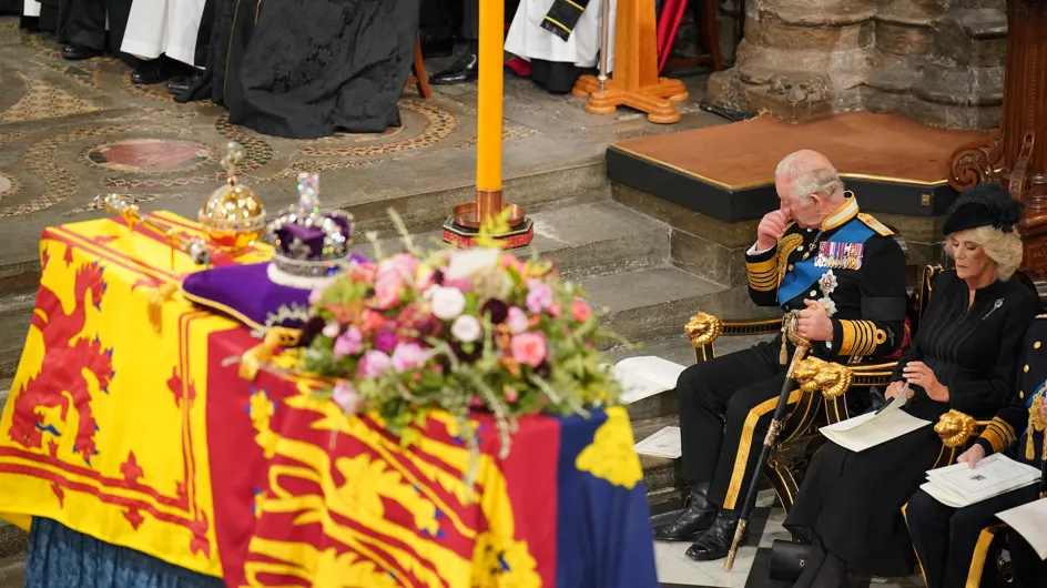 VIDEO. Funérailles d'Elizabeth II : Charles III en larmes face au cercueil d'Elizabeth II