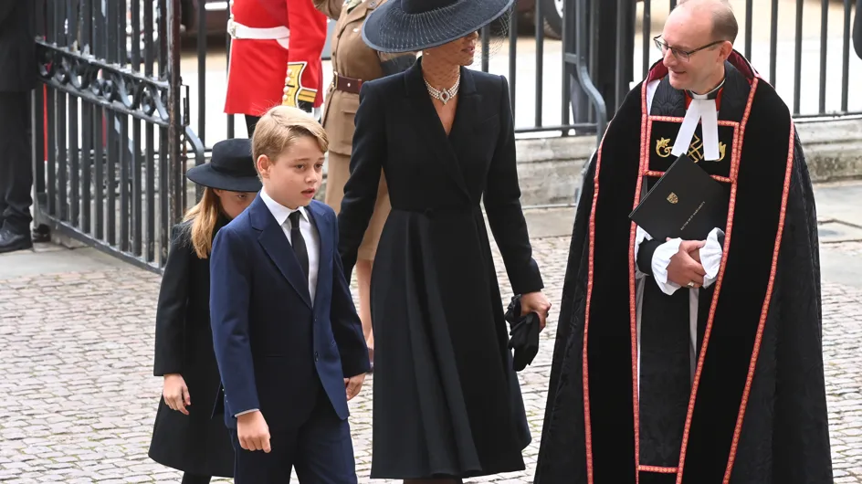 Kate Middleton éprouvée par le chagrin, mais digne : la photo où elle tient la main de ses enfants émeut