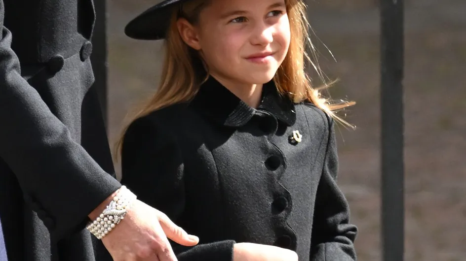 Funérailles d’Elizabeth II : le geste de Charlotte aussi fashion que sa mère attendrit la foule