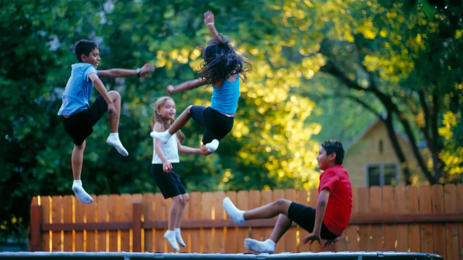 Le trampoline, un jeu dangereux pour les enfants : les pédiatres sonnent l’alerte