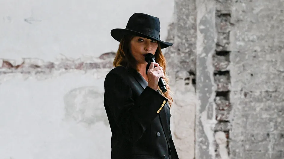 Carla Bruni : son look chic et tendance pour chanter à la Fashion Week