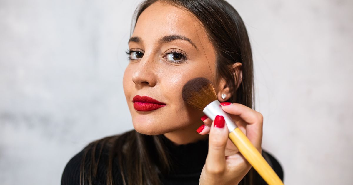 Rouge auftragen Nur BeautyProfis kennen diese beiden Tricks