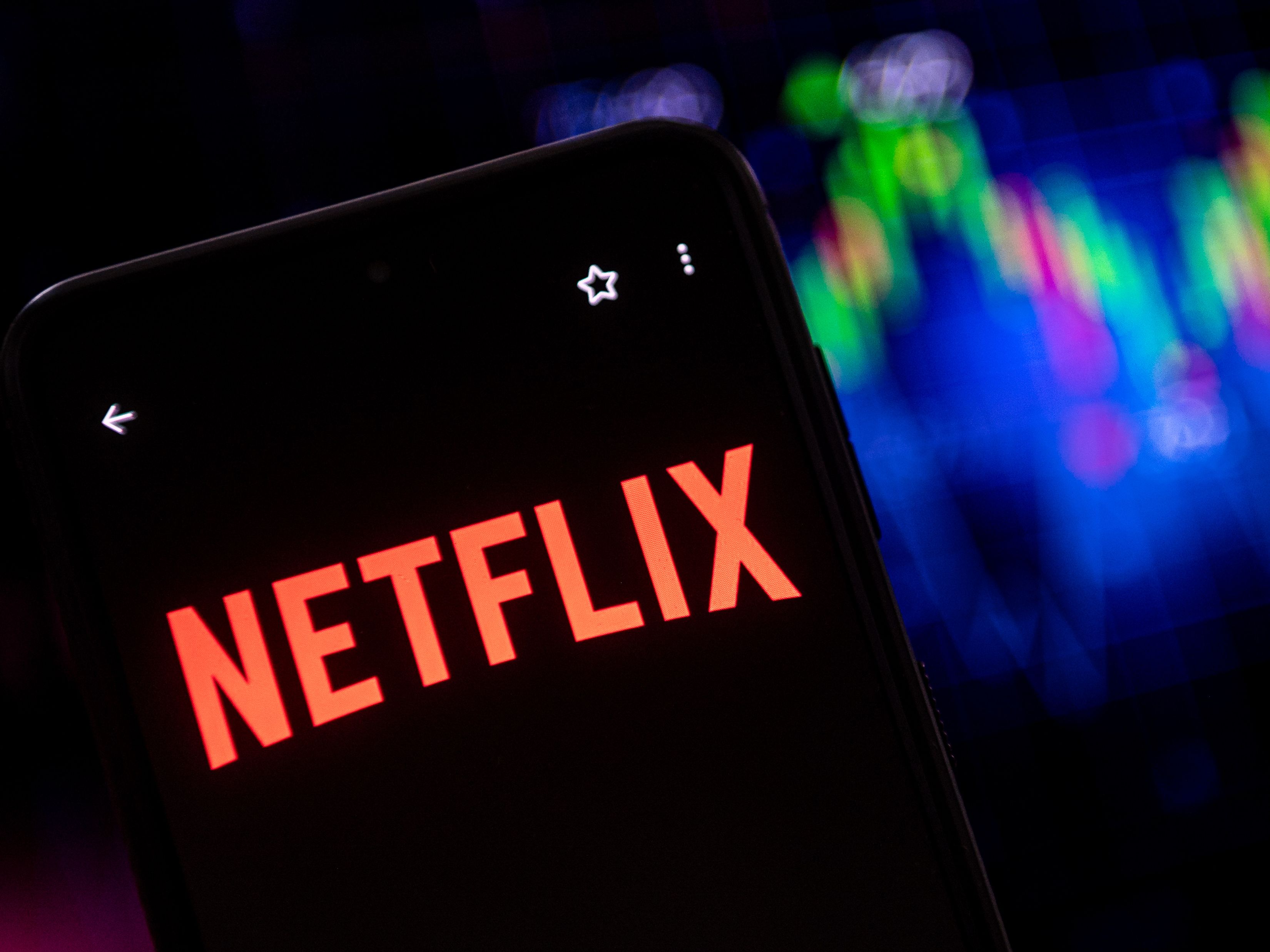 Le Mobile Netflix Histoire Vraie Netflix lance son offre avec publicités, les internautes manifestent leur  mécontentement
