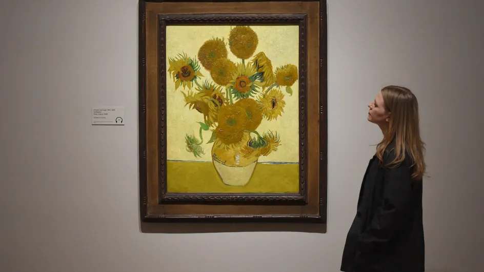 Zuppa di pomodoro contro "I girasoli" di Van Gogh per protestare contro la crisi climatica