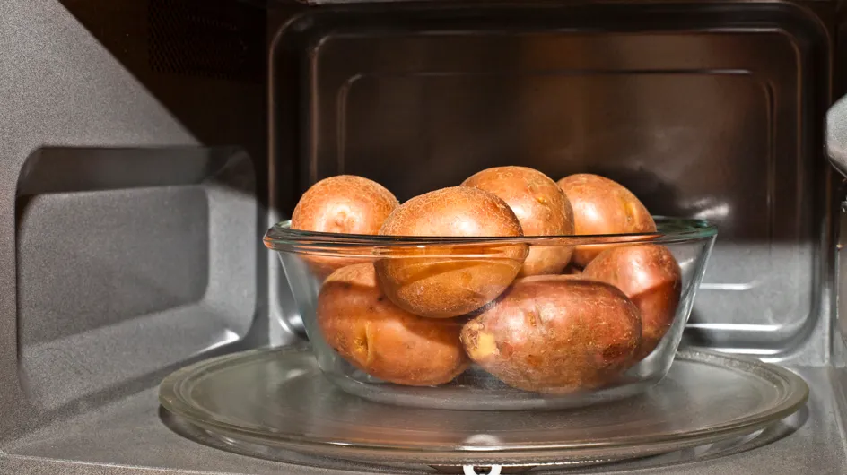 La technique magique pour cuire des pommes de terre au micro-ondes en quelques minutes