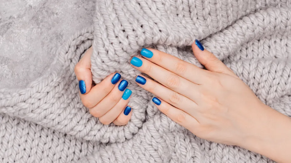 Unghie blu elettrico: la nail art più cool per mani super eleganti ma con un tocco di colore ed eccentricità