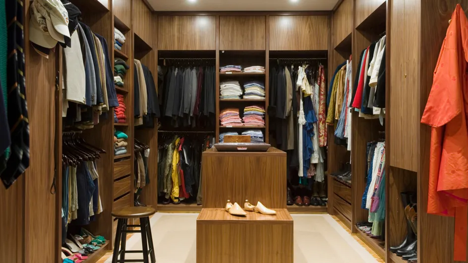 Scopri come organizzare una cabina armadio perfetta per tutti i tuoi abiti e accessori