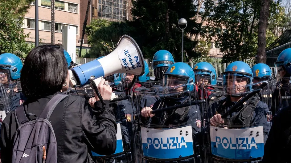Studenti della Sapienza protestano contro il convegno: interviene (con violenza) la polizia