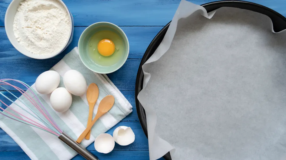 Astuces : comment enfin faire tenir du papier cuisson dans n’importe quel moule ou contenant ?