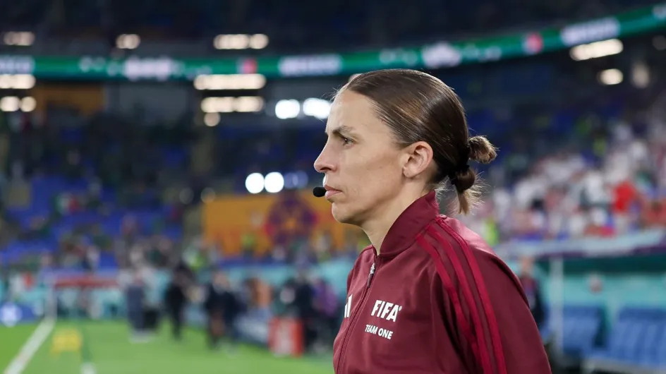 Stéphanie Frappart in Qatar è la prima donna arbitro nella storia del mondiale di calcio