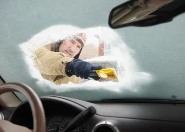 Vitrage auto gelé : conseils pour éviter cette situation 