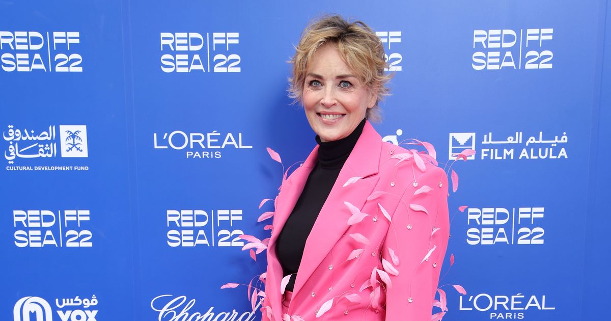 Fashion faux-pas : Sharon Stone déroutante avec un tailleur rose à plumes