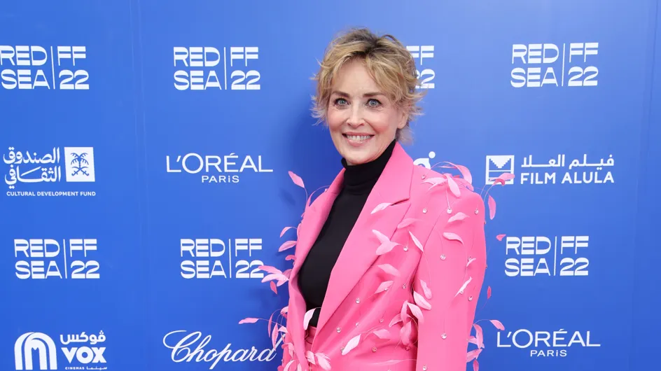 Fashion faux-pas : Sharon Stone déroutante avec un tailleur rose à plumes