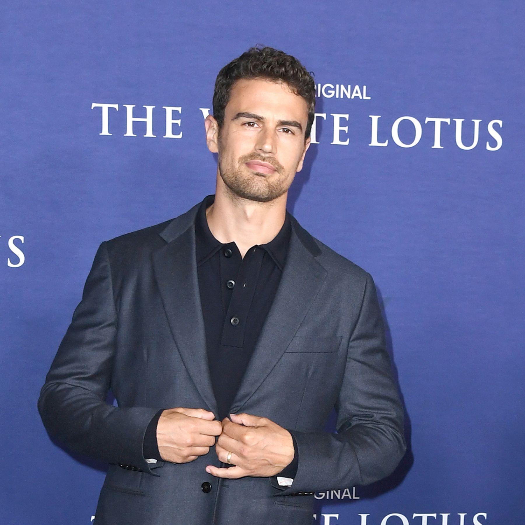 The White Lotus Theo James Prothese Theo James nu : l'acteur de White Lotus porte-t-il une prothèse dans cette  scène très hot ?