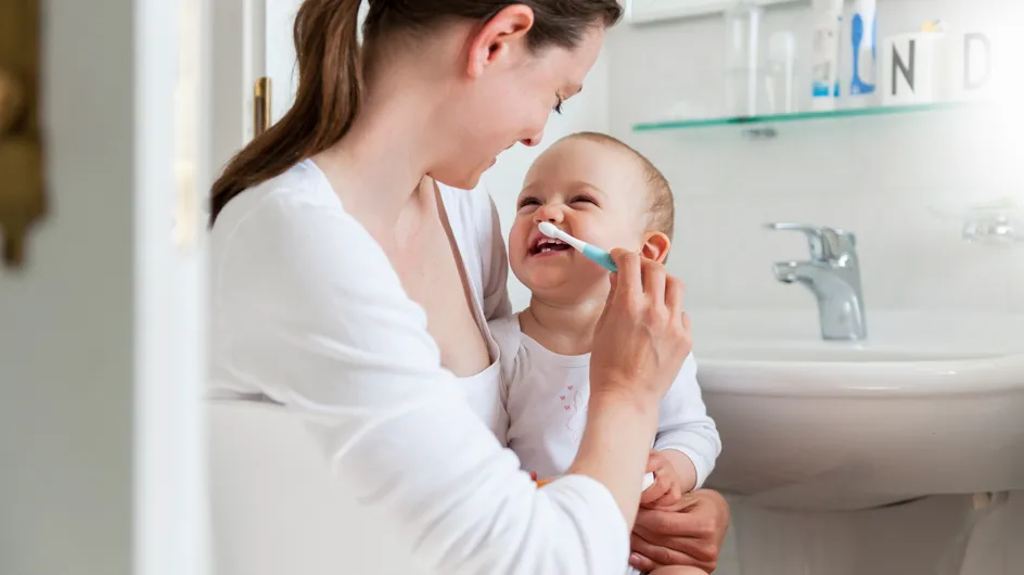 Quando lavare i denti a un neonato: ecco come fare