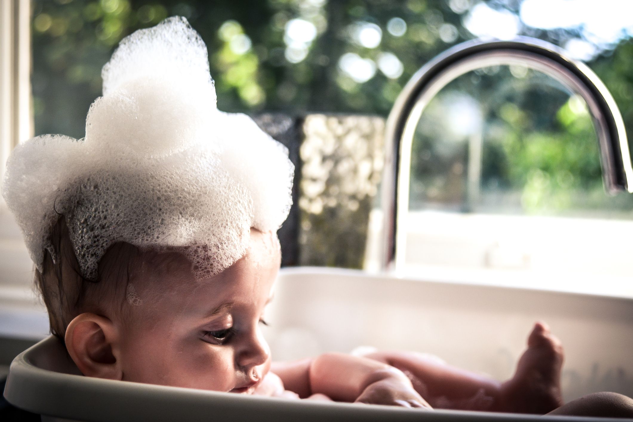 Faut-il donner le bain à bébé tous les jours ? Une puéricultrice