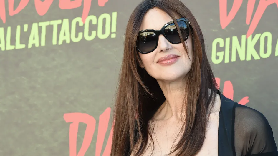 Monica Bellucci sensuelle en chemisier transparent, elle dévoile sa poitrine