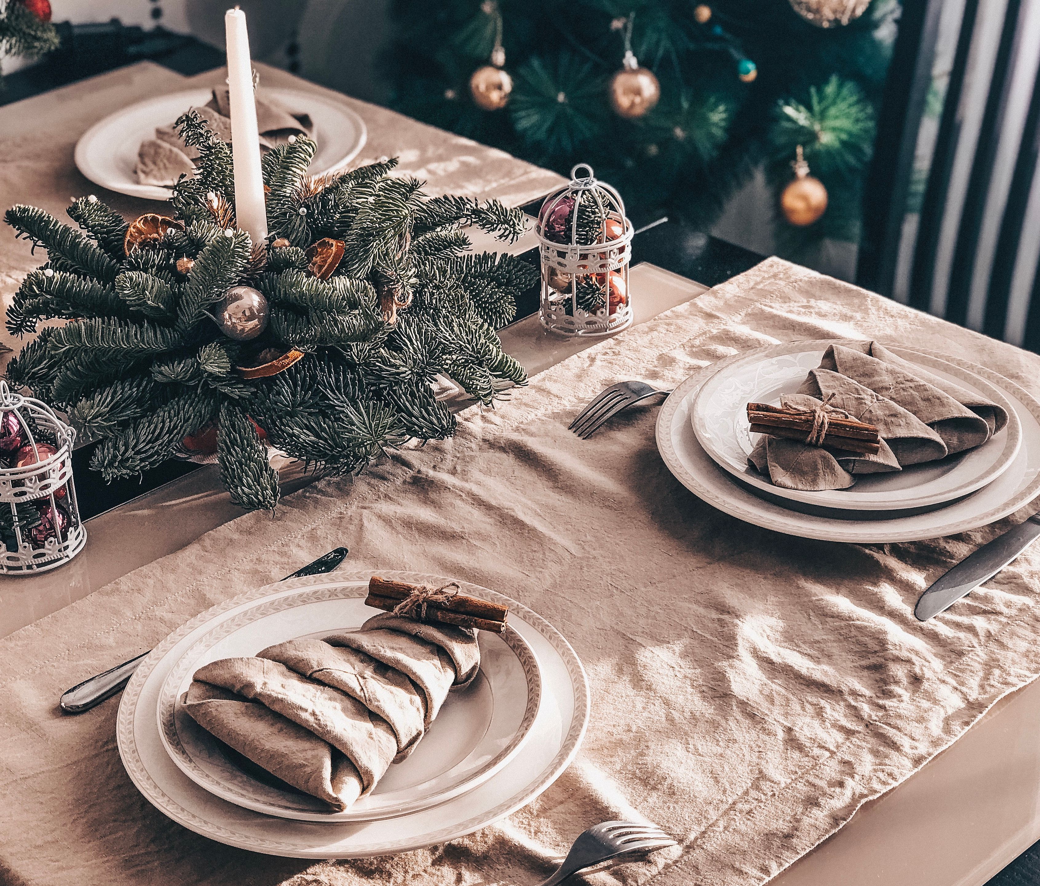 Table De Noël Avec Vaisselle, Argenterie Et Décorations Sur Table