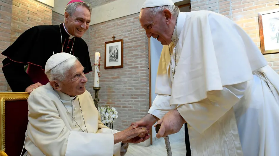 Papa Francesco invita a pregare per il Papa emerito Benedetto: "È molto malato"
