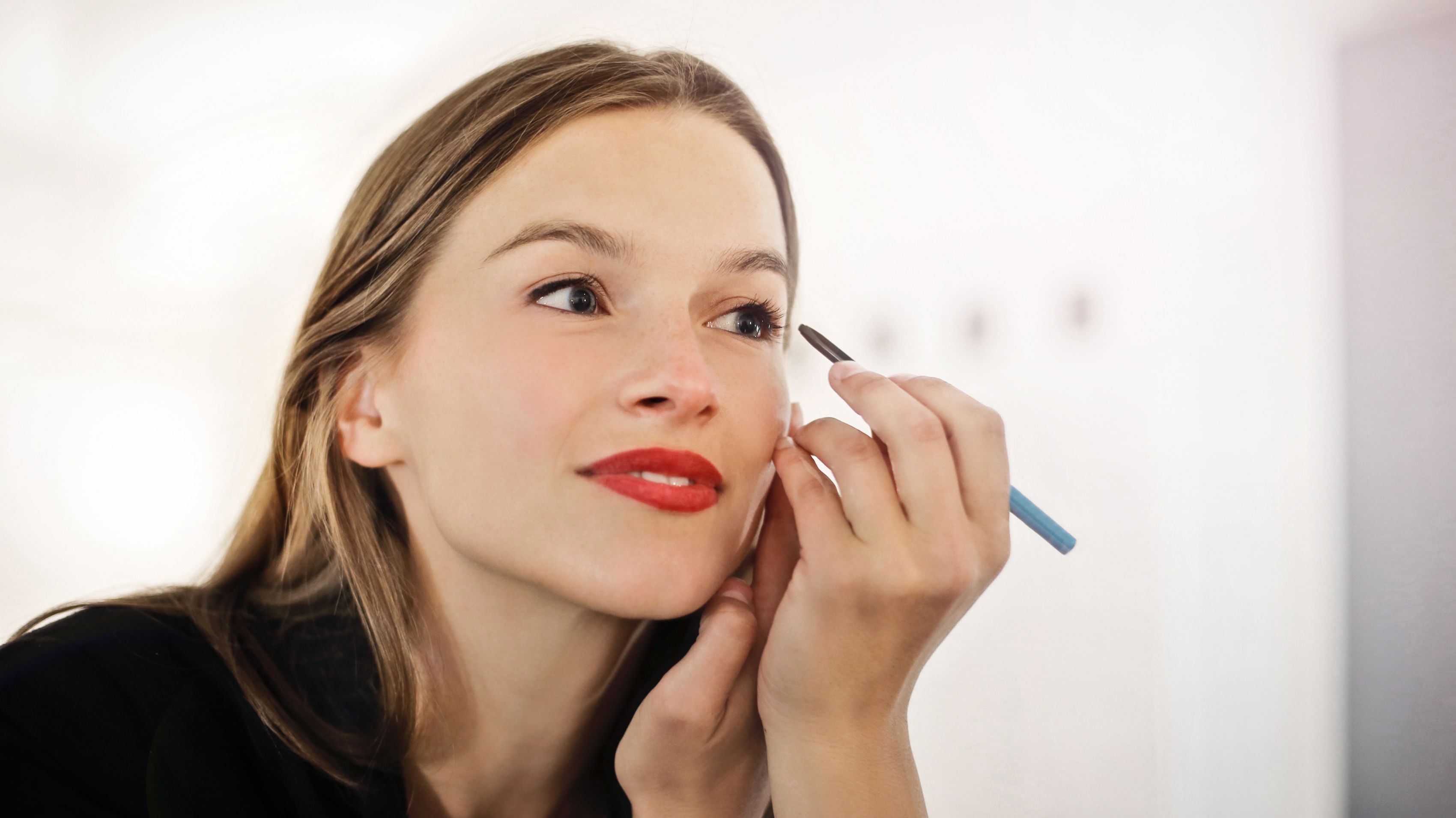 Maquillage : comment bien appliquer un crayon noir : Femme Actuelle Le MAG