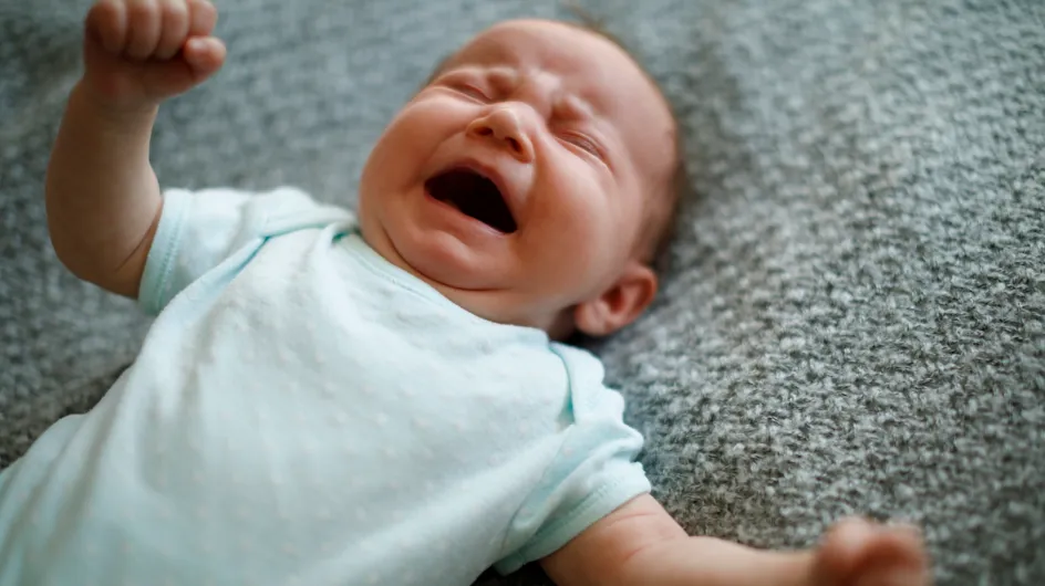 Baby weint im Schlaf? Hilfreiche Tipps für Eltern