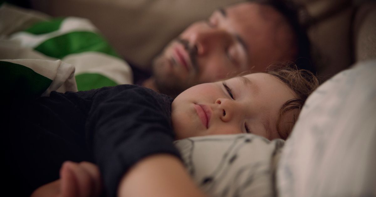 Ils surprennent un inconnu dans le lit de leurs enfants son