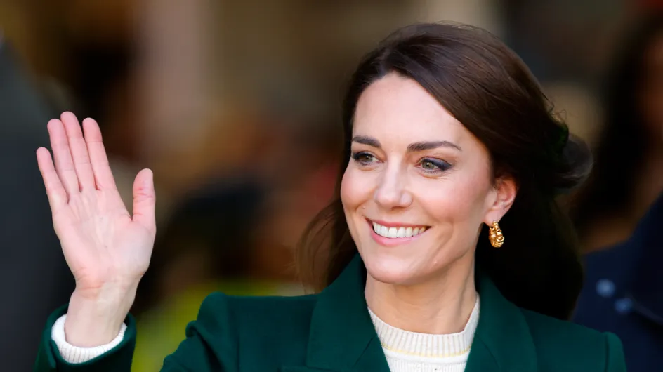 Kate Middleton garde le sourire et son élégance face à un homme très nerveux....