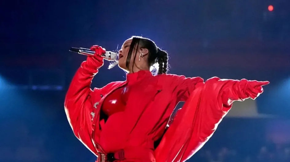 Rihanna rivela il pancione allo show del Super Bowl: è incinta del secondo figlio