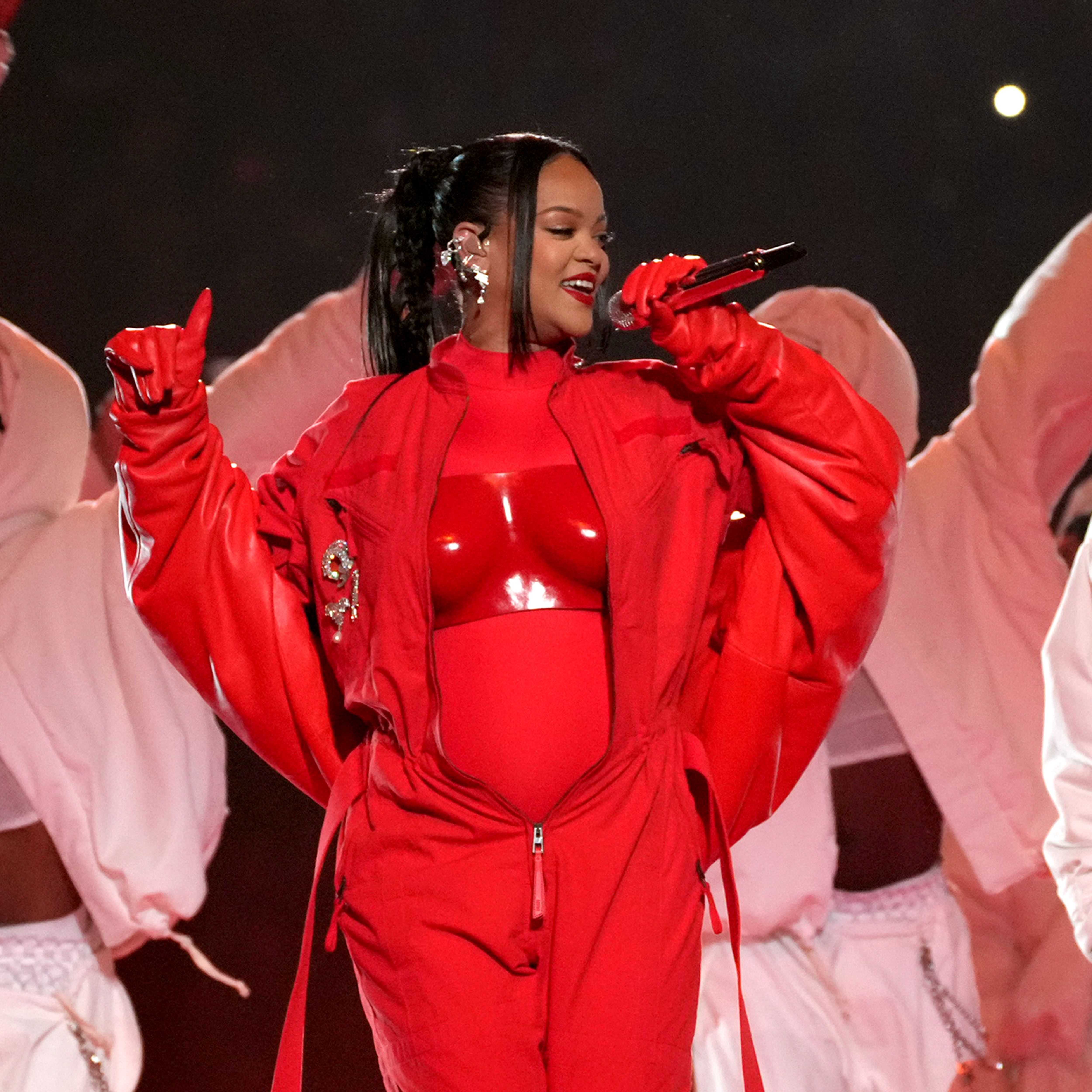 VIDÉO - Super Bowl 2023 : Rihanna, enceinte, enflamme la mi-temps