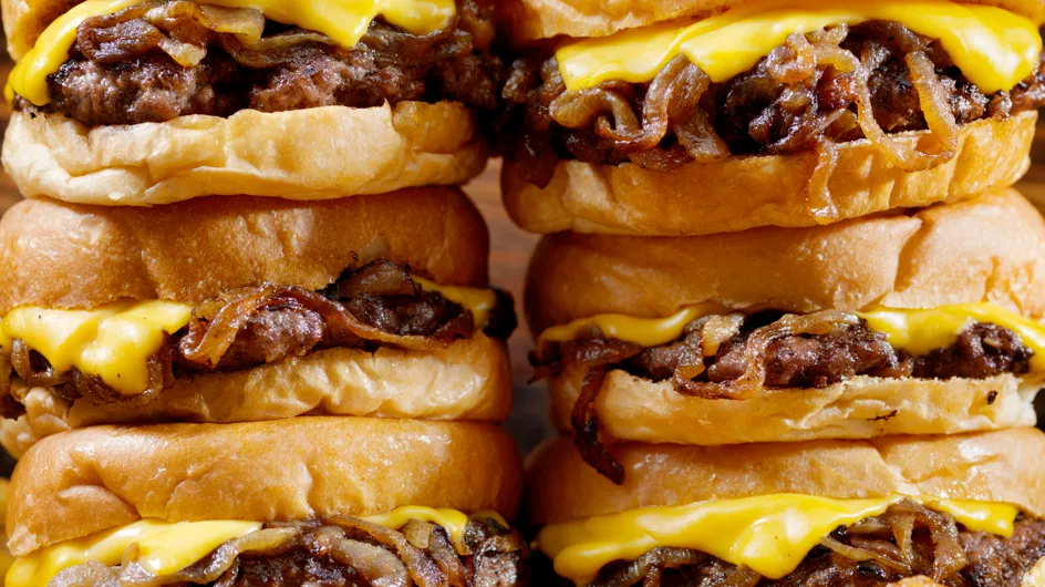 La fameuse chaine de fast-food aux burgers carrés débarque enfin en France !