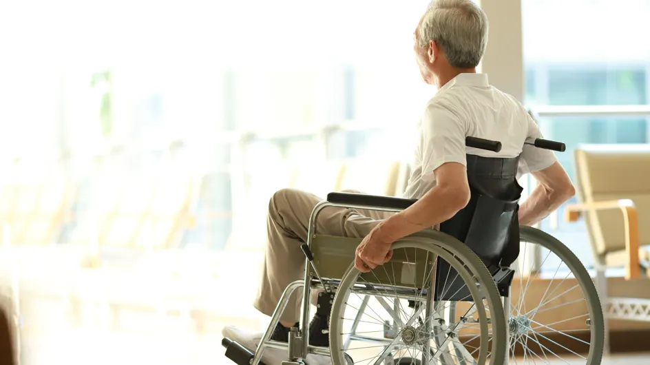 Le negano l'assegno di invalidità a 65 anni: è una questione di leggi