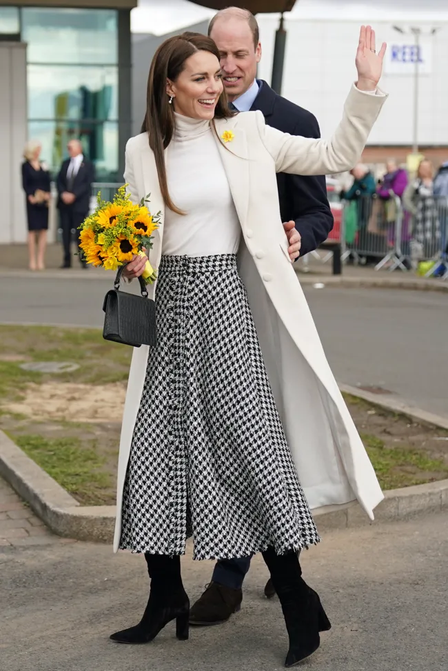 Kate Middleton ose un look original et simple à imiter avec une jupe Zara à  moins de 25 euros