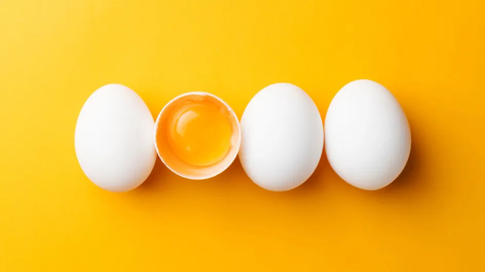 Eier aufschlagen mit genialem TikTok-Trick: Nie wieder Eierschale suchen!